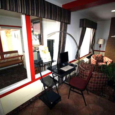 Norwood Inn Minneapolis Розвилл Экстерьер фото